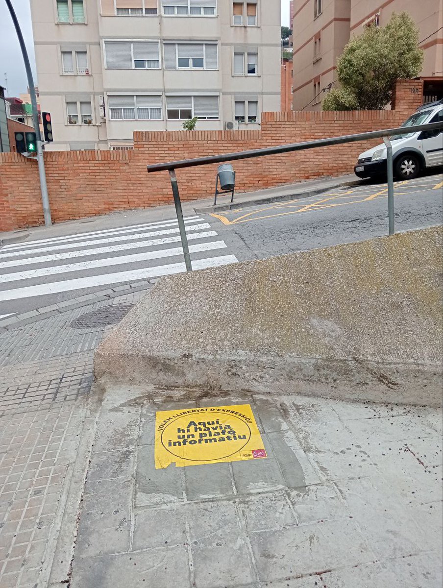 cupgramenet's tweet photo. 🚩 Aquest matí hem marcat alguns dels llocs on fins fa poc hi havien columnes informatives ("pirul·lís") on les entitats de #Gramenet podien (podíem) expressar-se (expressar-nos) lliurement. El @scgramenet ens ha pres aquests espais. Per què?? Quina alternativa dona?? Multar-nos? https://t.co/Ld9IGLsHJu