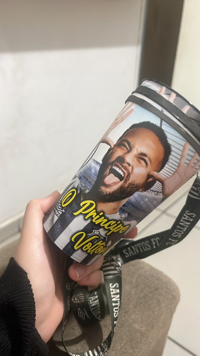 isagentile__'s tweet photo. e meu namorado q foi na festa do neymar e me comprou isso aqui kkkkkkkkk vamo usar combinando agr 🖤🤍 https://t.co/n5333mf5q7