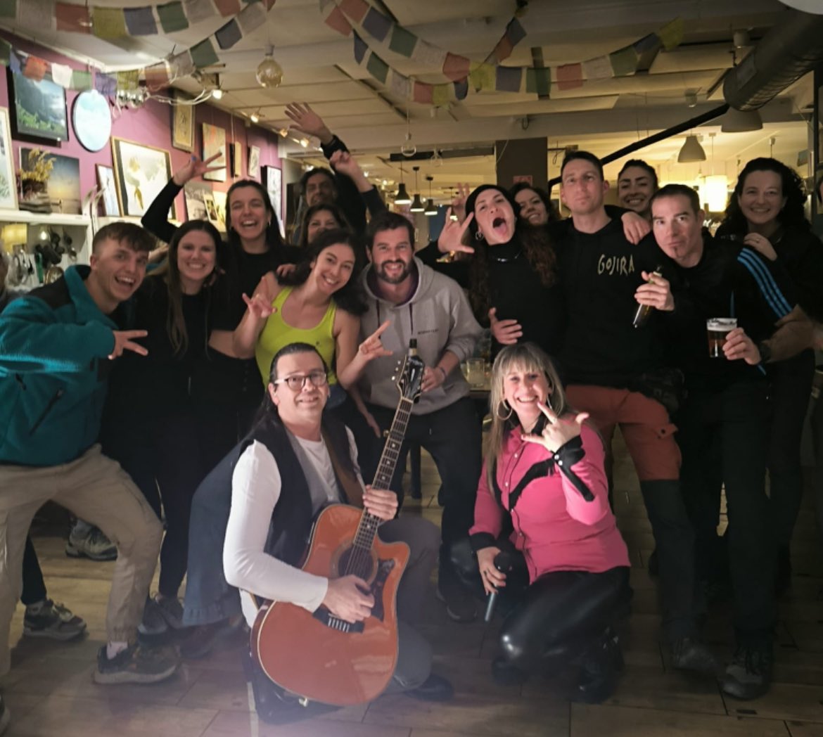 Hola, amig@s!!! PUBLICAZO anoche en Jaca!!!! Un millón de gracias por vuestra acogida!!! Gracias a “La Casa de la Montaña” por hacerlo posible y por tratarnos con tanto cariño!!! Primer concierto del año superadísimo!! Seguimos!!! #mirandoalnorteab