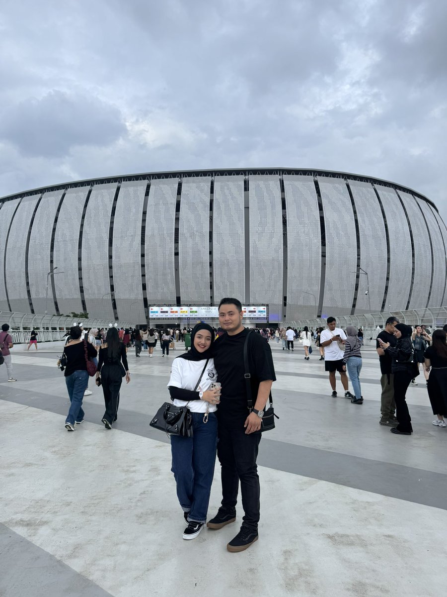 Paginya istri ambilin nasi buat suami sarapan,

Siangnya suami ambilin tiket Maroon 5 buat istri,

Sorenya nonton berduaan deh.