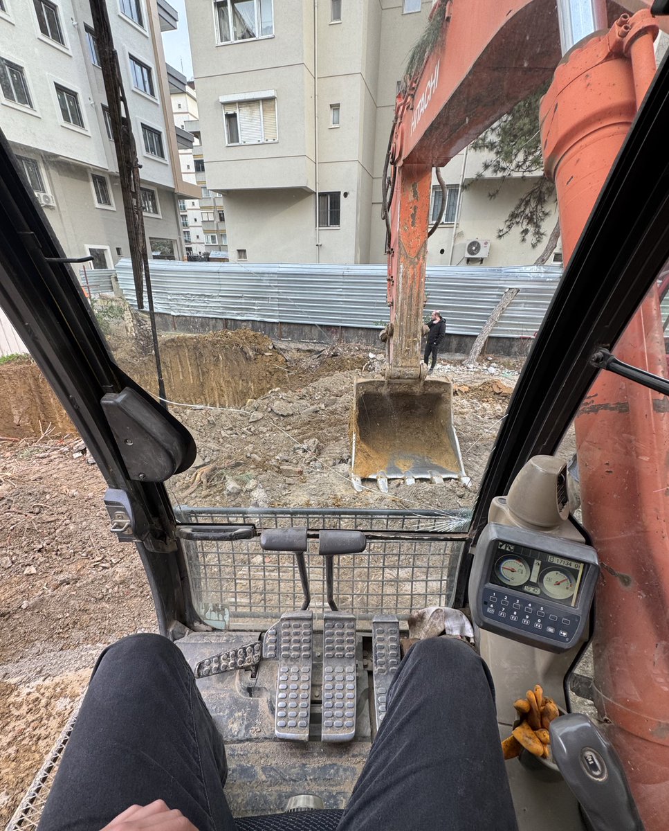 İşi gücü bırakıp kadıköy’de millete 1er araba mı yükletsek…..