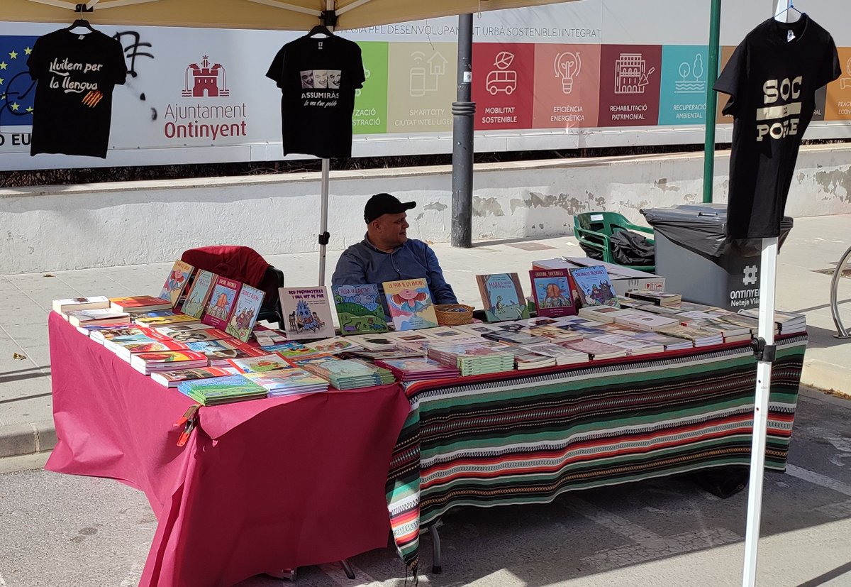 Aquest diumenge, Dia de la Candelària, ens trobareu al PORRAT DE MANUEL. Estarem a la plaça  del Sol, al  mateix lloc que l'any passat. Acosteu-vos, si esteu a prop i  disposeu d'una estoneta, i voreu les nostres novetats i èxits.