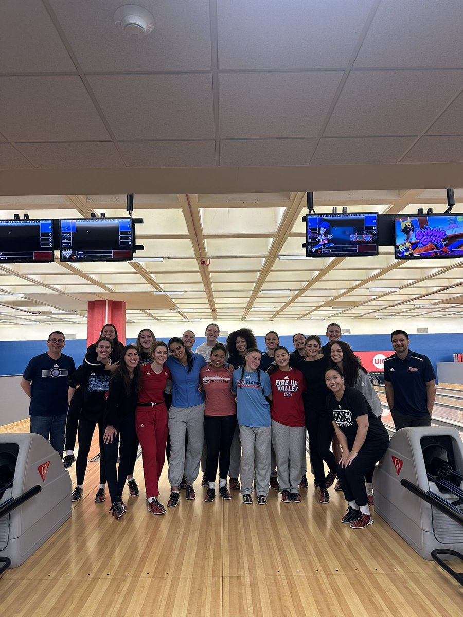 UIC_Volleyball's tweet image. Enjoyed some team bonding on the 🎳 lanes!
#ChicagosCollegeTeam 🏐🔥