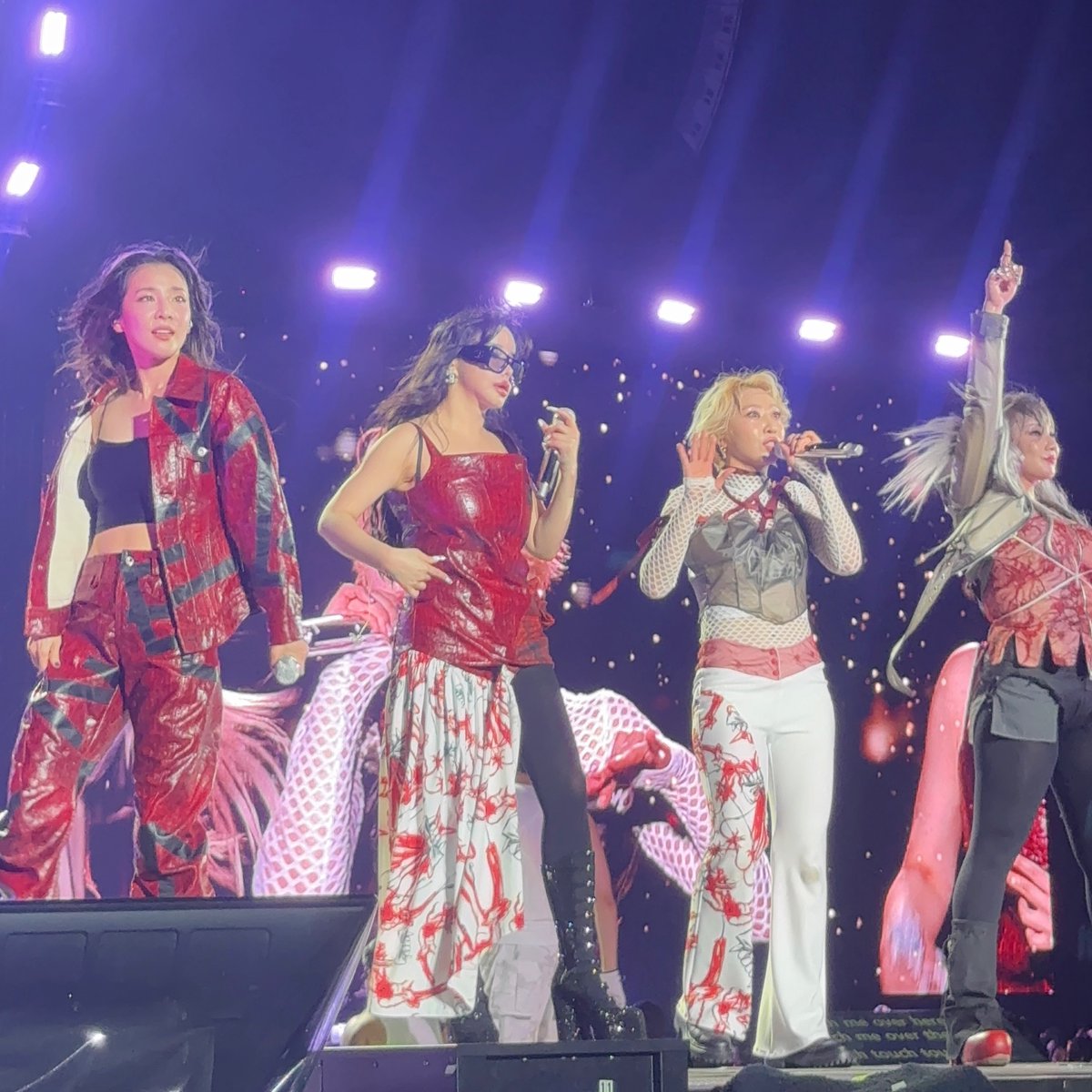 2NE1 successfully finished their Malaysia stop for the 'Welcome Back Tour' today with an audience of 15K people! ✨️

📸 <a href="/L7CKYCY/">bich ◡̈</a> 

#2NE1 #PARKBOM #박봄