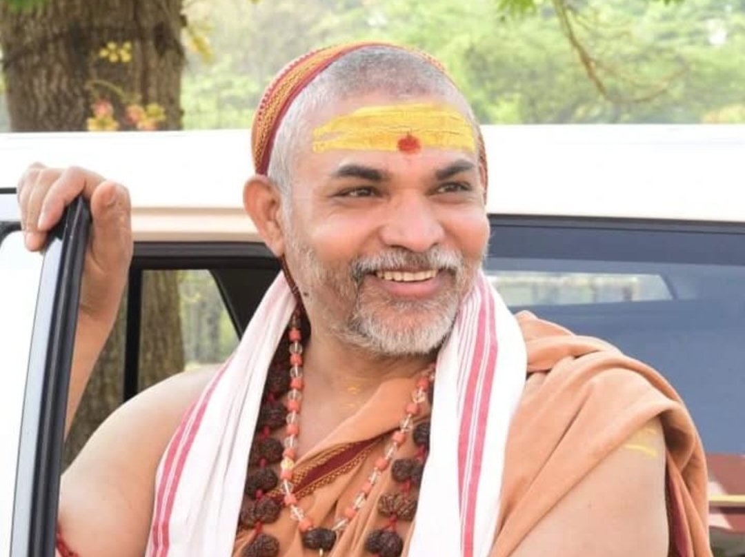 Vishal_aawaj's tweet photo. अगर सत्ता सुख भोग रहे परम् पूज्य संत सीएम योगी का इस्तीफ़ा मांगना सनातन का अपमान है तो

परम् पूज्य शंकराचार्य स्वामी अविमुक्तेश्वरानंद जी पर अपमानजनक टिप्पणियां करना कहा तक जायज है ?

स्वामी अविमुक्तेश्वरानंद उर्फ़ उमाशंकर पाण्डेय जी चार वेदों और छह वेदांगों के पारगामी विद्वान है !

सनातन धर्म सिर्फ भाजपा तक सीमित नहीं है इसलिए ब्राह्मणों दलों की दलदल में मत पड़ो 🙏

शंकराचार्य का पद किसी नेता की दलाली से नहीं मिलता है बल्कि वर्षों की तपस्या और ज्ञान के तप से मिलता है।

प्रयागराज महाकुंभ मेले में हुए दुर्भाग्यपूर्ण घटना की नैतिक जिम्मेदारी शासन/प्रशासन में किसी को तो लेनी चाहिए ?