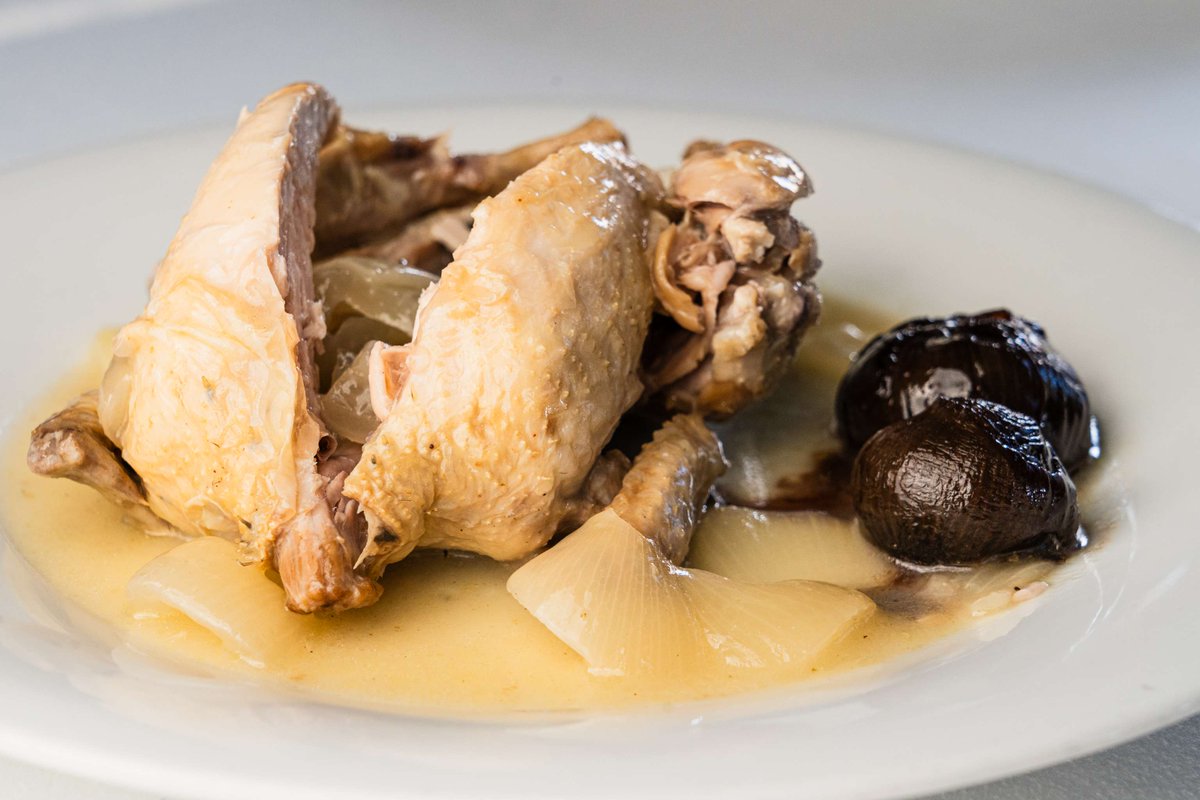 La perdiz escabechada aparece ya en un libro de cocina española del siglo XVI. Un clásico ligado a nuestra tierra que en El Mesón de Cándido convertimos en un plato único. ¡Déjate seducir! 😋