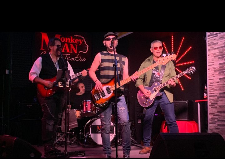 Gracias a todos/as los que os acercasteis anoche a Monkey Man a regalarnos vuestro tiempo y vivir una estupenda jornada.

Sos quiere! 🥃🎸

#Lián #Álvaro #Fau #Tony

#Guadalajara
#Concierto