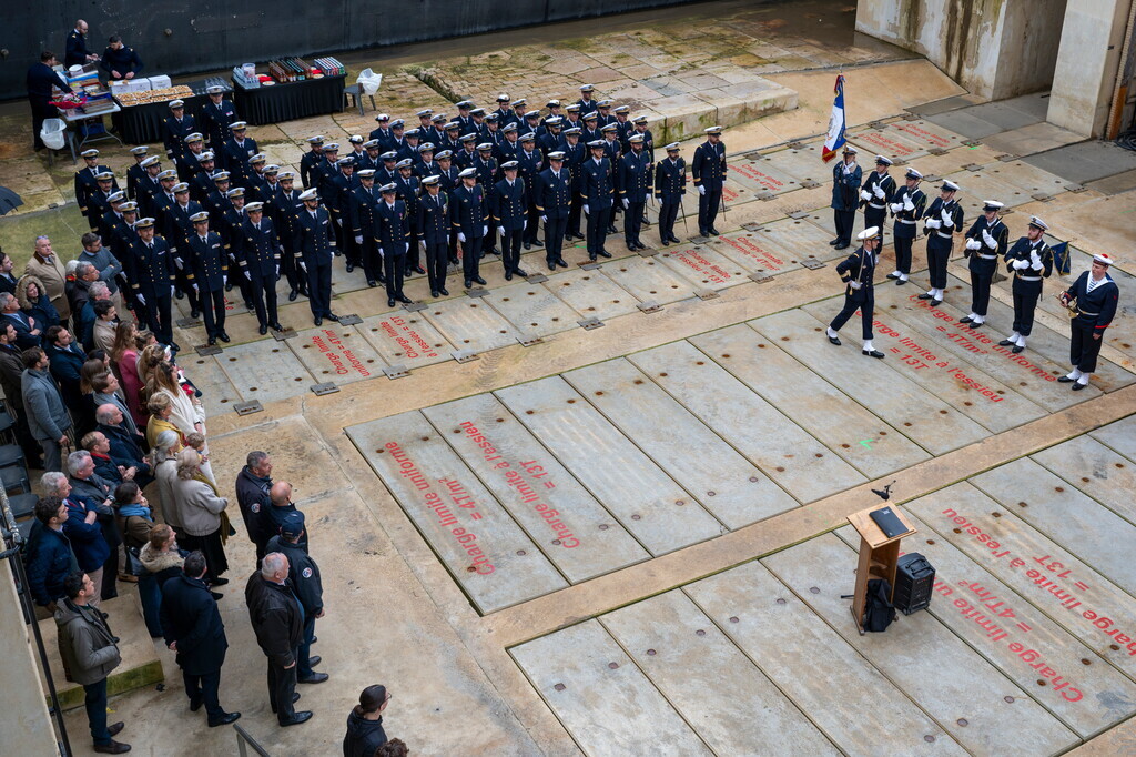 MarineNationale's tweet image. #PASSCOM | Une unité a changé de commandant cette semaine…

▶Le capitaine de frégate (CF) Maxime prend le commandement du sous-marin nucléaire d’attaque (SNA) Suffren, équipage rouge. Il succède ainsi au CF Owen.

📸 Pauline Misse / Marine nationale