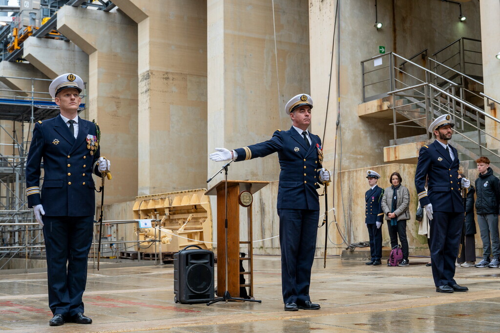MarineNationale's tweet image. #PASSCOM | Une unité a changé de commandant cette semaine…

▶Le capitaine de frégate (CF) Maxime prend le commandement du sous-marin nucléaire d’attaque (SNA) Suffren, équipage rouge. Il succède ainsi au CF Owen.

📸 Pauline Misse / Marine nationale