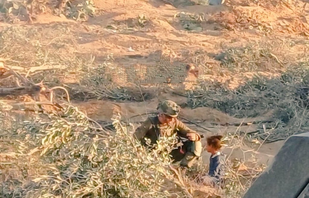 الطفلة ضحى خطفها جندي اسرائيلي على حدود رفح ثم دُفنت قصتها وكأنها حدث عابر !!

ذكروا العالم بهم ، لا تنسوهم