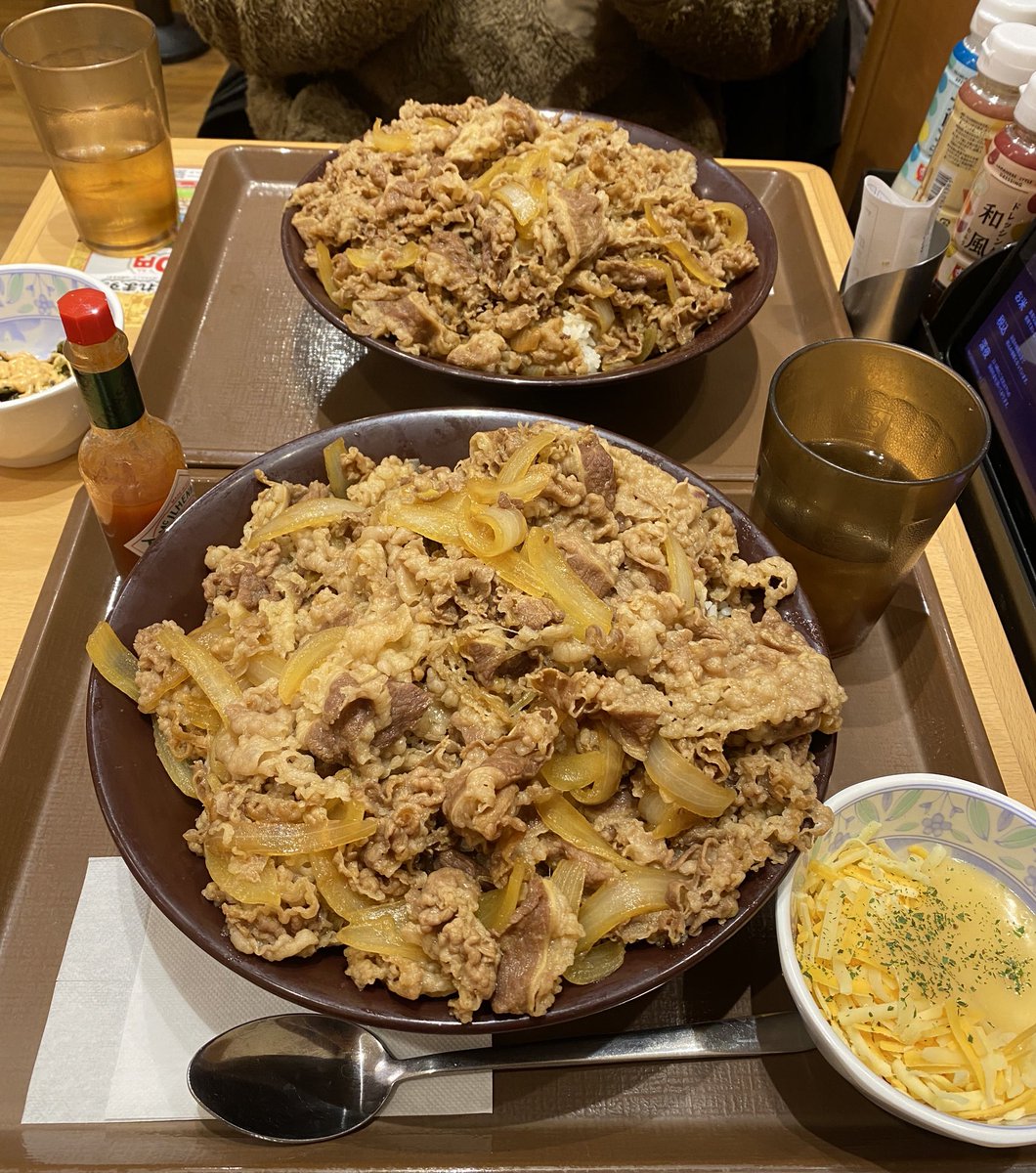 キング牛丼食べました。
お米はちゃんと完食しましたが、
お肉がキツかったです。
……

ﾔﾊﾞｲ…ｸﾙｼｲｨｨ…ｳｯ…ｵﾛﾛﾛﾛﾛﾛ…..

……