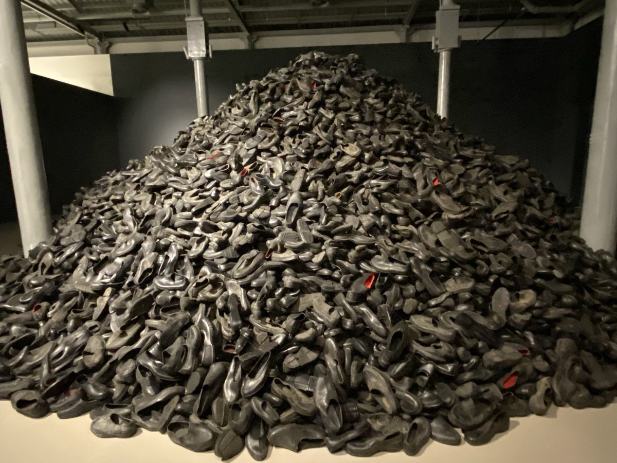 Ahmet Güneştekin 
Sanatçı-filozof
“Kayıp Alfabe” sergisi. 

Yasaklanmış düşünceler, kaybolmuş alfabeler ve diller, duygusal bir müdahale. 

Her insan, kendinde ve  şimdiki zamanda taşıdığı geçmişlerin habercisidir.

Çok etkileyici bir sergi. Feshane