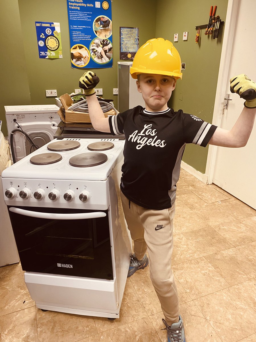 No job too big! No repair too small! Weekend help from the young team today! 💪🏼🪛🔧 #govanapplianceproject