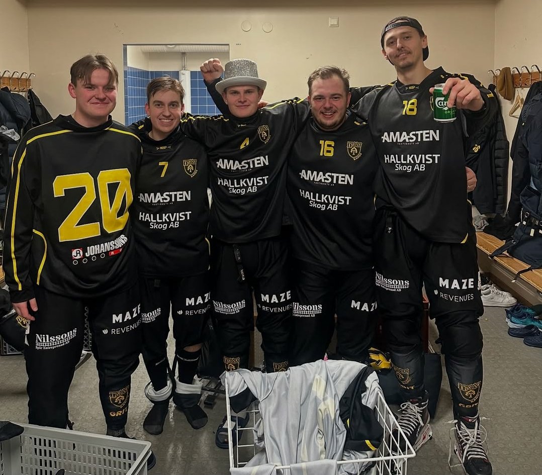 Målkalas på Nolia när herrarna besegrade <a href="/SelangerSK/">Selånger SK Bandy</a> med 10-4 (3-2)!
Sasha satte hela fem potäter, och Noah, Clarre, Wille och Lantz petade in en varsin.
Nu har vi bra läge och allt i egna händer inför de avslutande två matcherna i serien. #svbandy