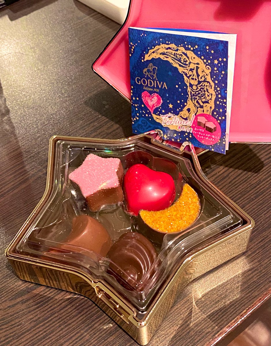 Little_iFurby's tweet photo. パケ買いした本命ﾁｮｺは
ピンクの星だったら当たりのようで、
恋人は買ったわたしに「運良いですね」と言い、わたしは「**さんに贈ったものだから**さんの運が良い」と互いの幸運を褒めちぎっていた。

パケはありがたく頂戴し、中身は美味しくお召し上がりいただきました🍫
#GODIVA 
#FortuneStar https://t.co/CMkyi5FiJl