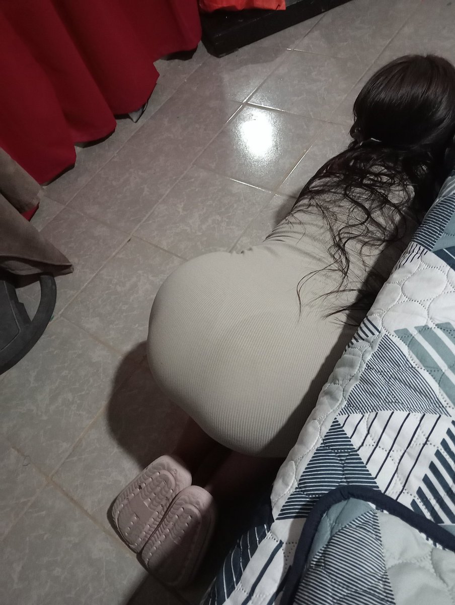 Josjenni1729825's tweet photo. Cómo me encanta que A mi esposa se le transparente y se le vea su tanguita. https://t.co/Z5ctZRhI5Q