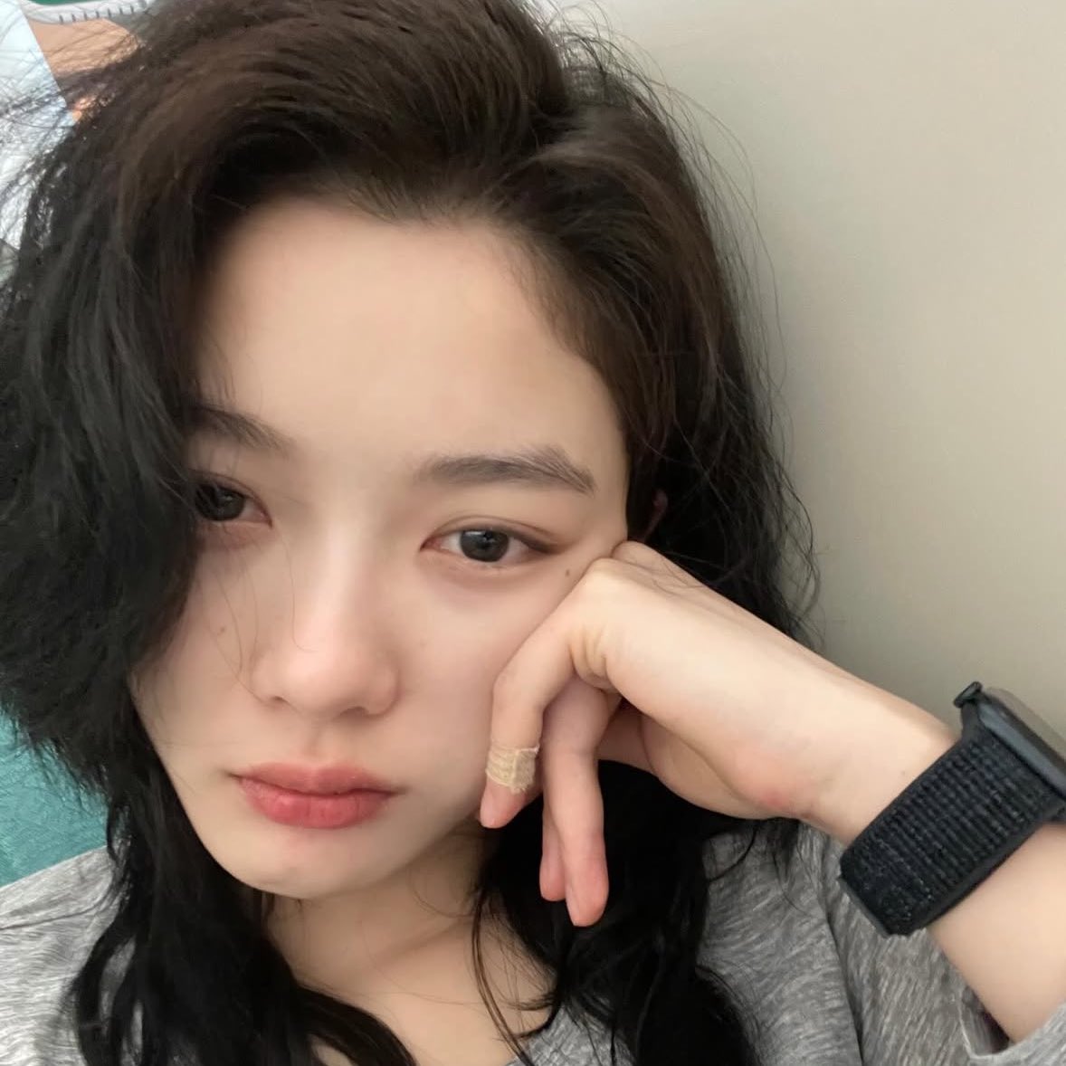 아 어떤여자아이 인스타 스무 장 꽉꽉채워 올려준 거 넘커여워 따랑스러워……. 그치만 이런 셀카들 차곡차곡 쌓아놓지말고 그때그때 풀어주거라 자주 보고싶어🥺