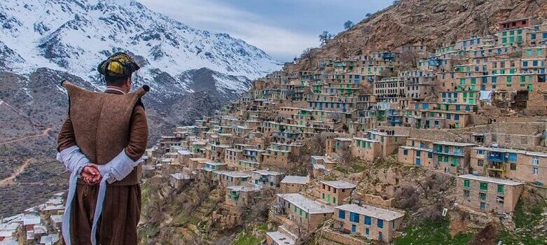 کُردا مثال بارز : در دل سنگ خونه بساز ولی خونه ی دلتو از سنگ نساز هستن ... 
Love of homeland is deeply rooted in the hearts of Kurds🇮🇷❤️✌️