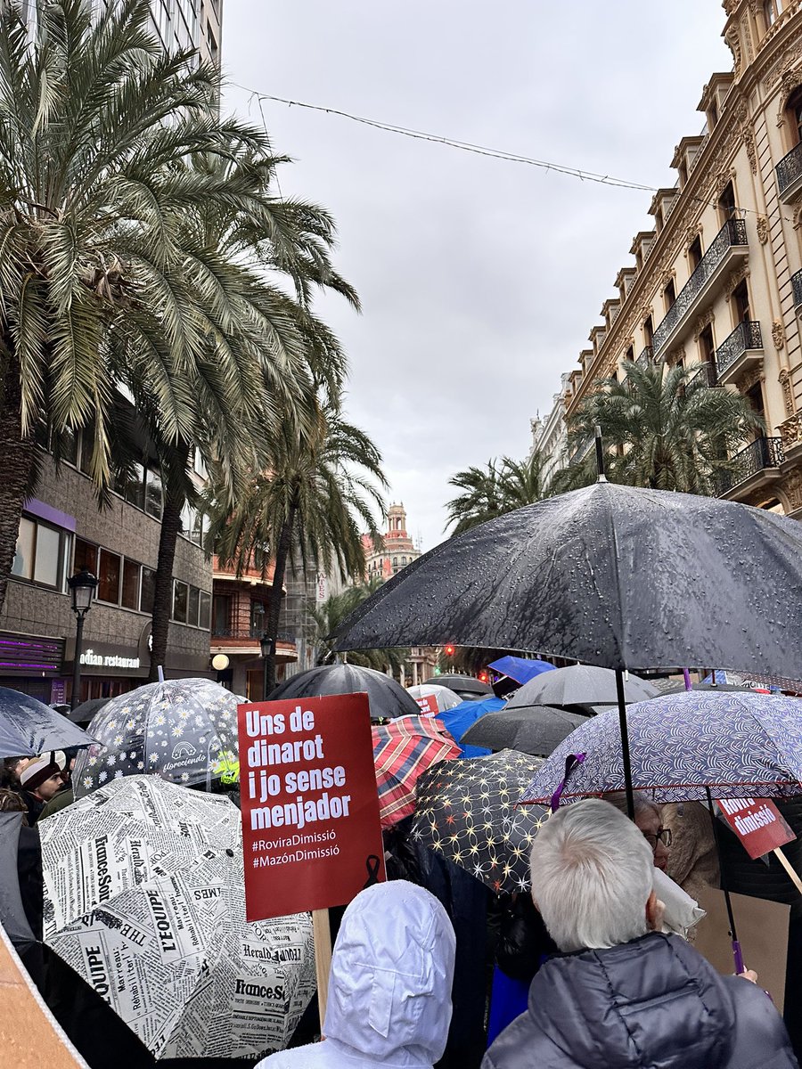 isabelgines's tweet photo. Ni la lluvia nos para
Mazón dimisión, el pueblo no te quiere 
La gente se ahogaba y tú de comida https://t.co/pTsYiAO9lA