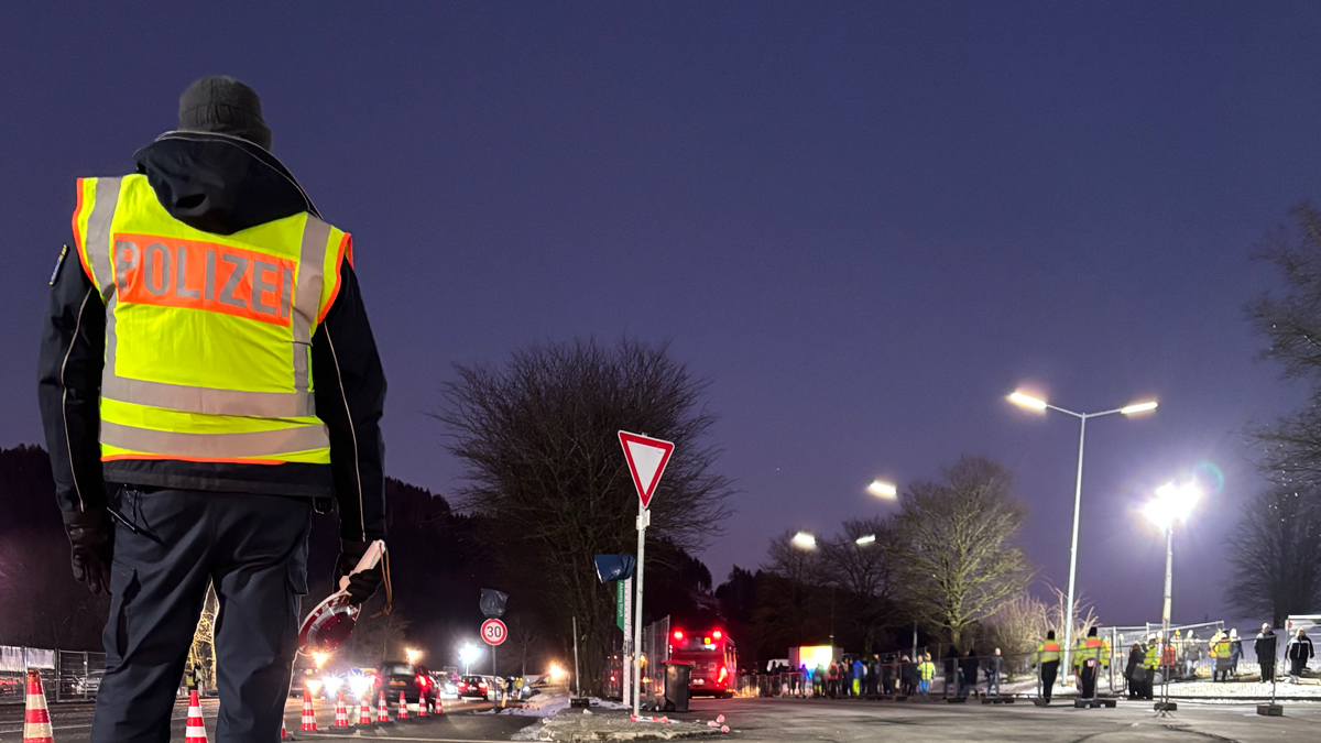 Polizei Nordhessen (@polizei_nh) on Twitter photo Volle Konzentration, damit alle Besucherinnen und Besucher wieder gut nach Hause kommen.
Während die #Bundespolizei #Hessen (<a href="/bpol_koblenz/">Bundespolizei Hessen / RLP / Saarland</a>) die Bahnreisenden im Blick hat, kümmern sich unsere Einsatzkräfte um den Straßenverkehr.
#Skispringen #Willingen Volle Konzentration, damit alle Besucherinnen und Besucher wieder gut nach Hause kommen.
Während die #Bundespolizei #Hessen (<a href="/bpol_koblenz/">Bundespolizei Hessen / RLP / Saarland</a>) die Bahnreisenden im Blick hat, kümmern sich unsere Einsatzkräfte um den Straßenverkehr.
#Skispringen #Willingen