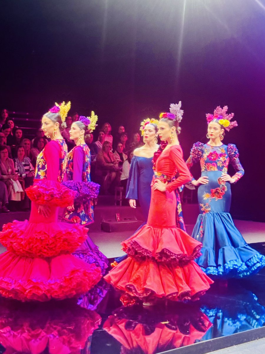 RaquelVegaC's tweet photo. La belleza, pasión y elegancia de trajes, complementos y mantones nos sigue seduciendo en #Simof.
Enhorabuena a #YolandaRivas y #MaríaRivas, #NoeliaSancho, #BeatrizBarrera y #YurenaCarmona. Bravas.
Nuestras diseñadoras y firmas vuelven a dejar muy alto a nuestra moda flamenca https://t.co/USXEQY1cyP