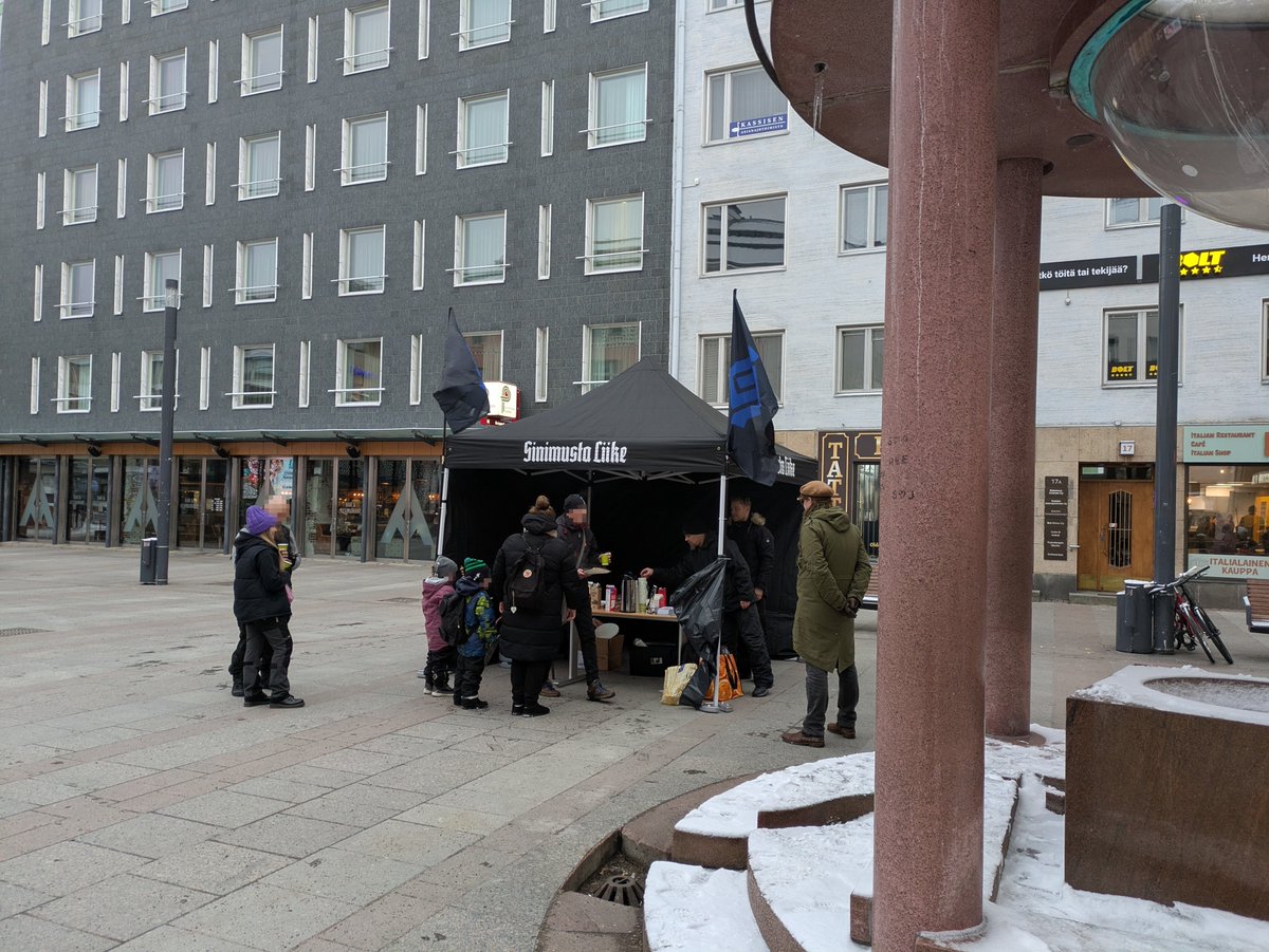 SML_Oulu's tweet image. Kävimme Rotuaarilla paistamassa lättyjä! Sää oli suotuisa ja paikalle saapui paljon kiinnostuneita keskusteluhaluisia ihmisiä.