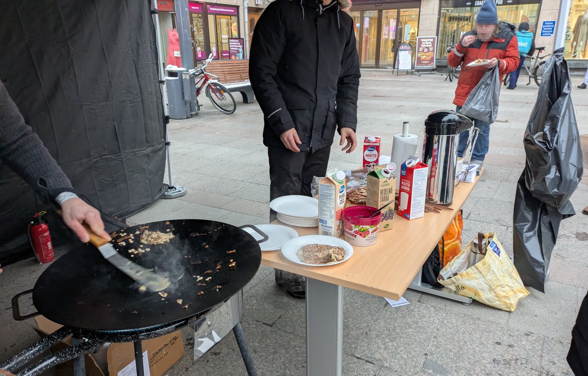 SML_Oulu's tweet image. Kävimme Rotuaarilla paistamassa lättyjä! Sää oli suotuisa ja paikalle saapui paljon kiinnostuneita keskusteluhaluisia ihmisiä.