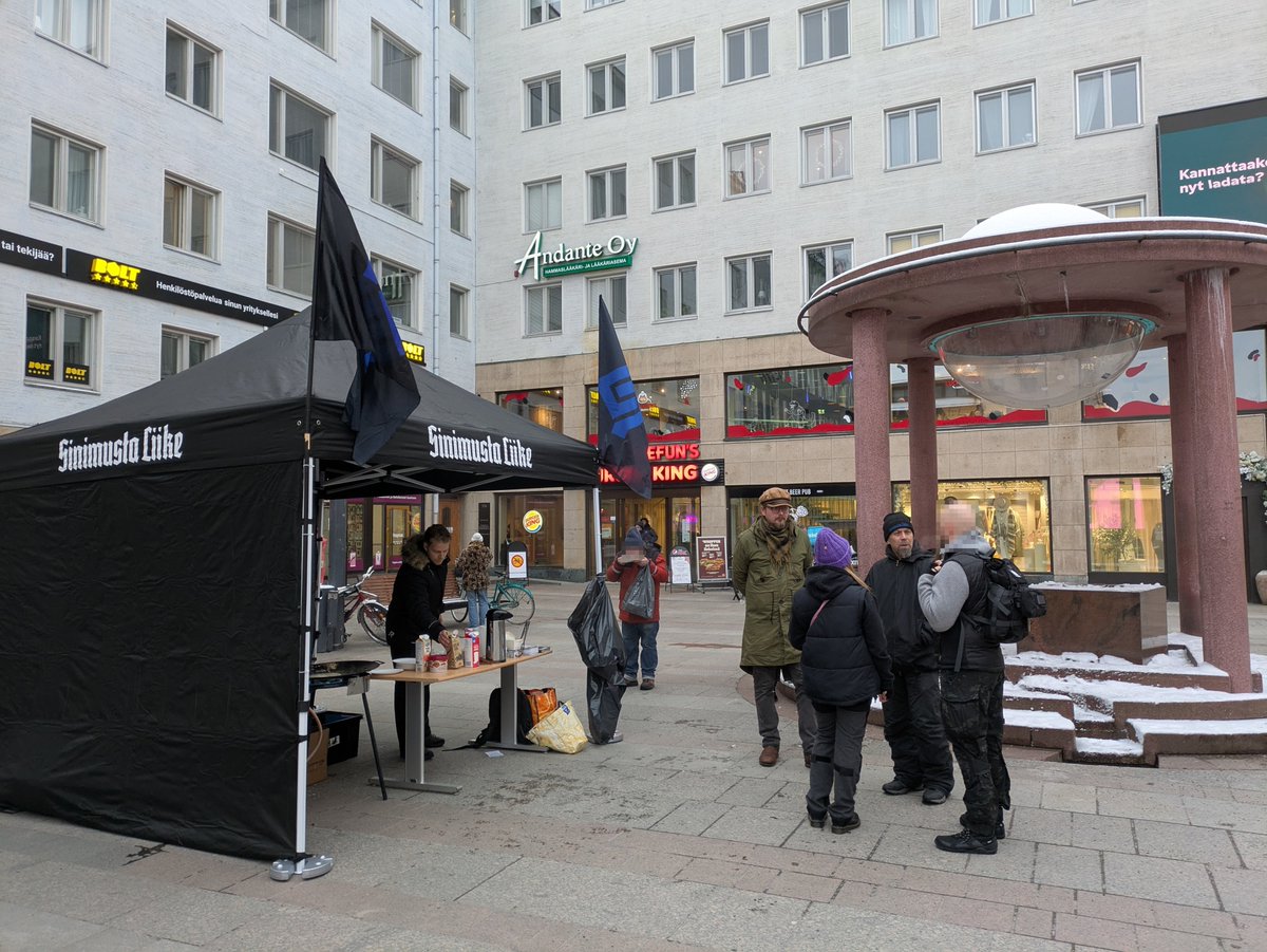 SML_Oulu's tweet image. Kävimme Rotuaarilla paistamassa lättyjä! Sää oli suotuisa ja paikalle saapui paljon kiinnostuneita keskusteluhaluisia ihmisiä.