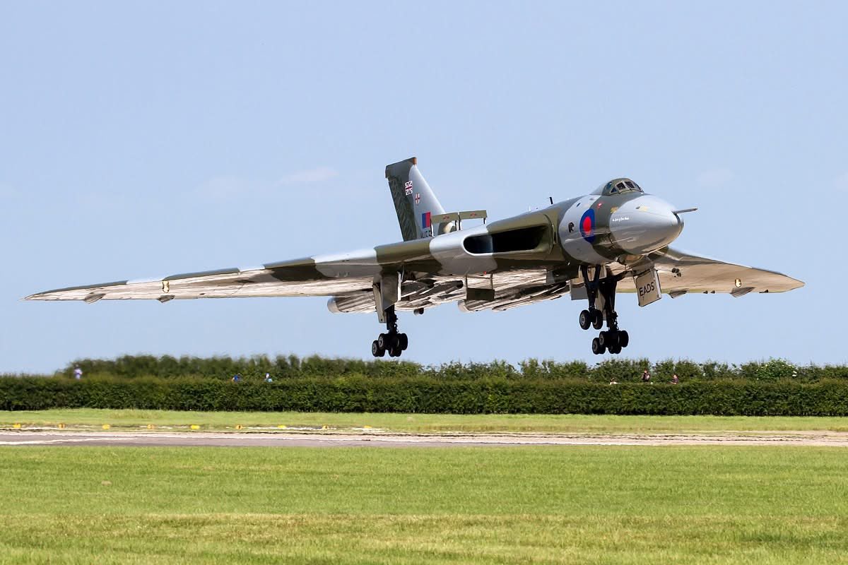 CcibChris's tweet photo. Vulcan landing as evidenced by extended air brakes.
After retirement by RAF, one example, B.2 XH558 was restored for display flights and air shows, whilst two other B.2s, XL426 and XM655, kept in taxiable condition for ground runs and demos. XH558 flew last time in Oct 2015 https://t.co/Q3sCt2X9ub