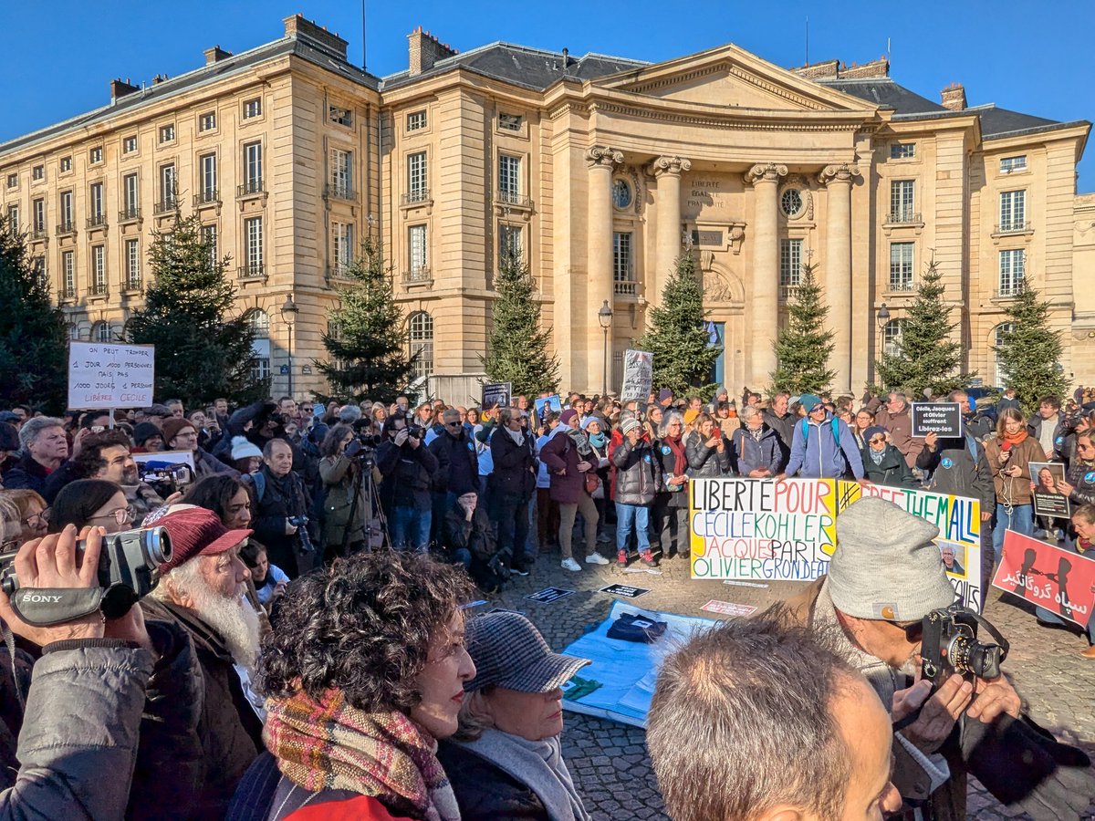 🔴 Présent devant le Panthéon pour demander la libération immédiate de Cécile Kohler, Jacques Paris et Olivier Grondeau, otages en Iran.

👉 Une foule pour envoyer vers eux une dose de force pour tenir bon et apporter notre soutien aux familles.

#FreeCecileKohler #FreeThemAll