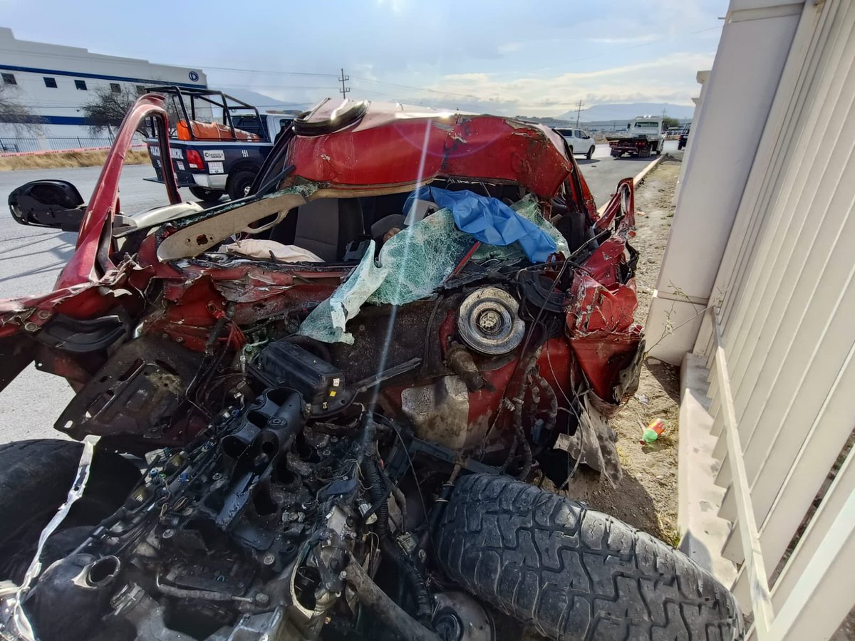 nSaltillo's tweet photo. Fatal accidente ocurrió cerca del kilómetro 5 del libramiento Oscar Flores Tapia en #RamosArizpe, donde lamentablemente una persona murió al quedar prensada dentro su unidad. 

Según testigos, el percance sobrevino cuando el conductor de una pipa intentó retornarse desde el carril derecho, y le quitó el derecho de paso a la pick up Silverado que iba por el carril izquierdo. 

Ante lo aparatoso del choque, varias unidades de Protección Civil y Bomberos acudieron al lugar, confirmando la muerte del conductor de la camioneta, así mismo trasladaron a un hospital a los dos hombres que lo acompañaban.  

En el lugar ya iniciaron las diligencias por parte de agentes y peritos de la Fiscalía General del Estado, por lo que permanecen  cerrados algunos carriles de circulación.