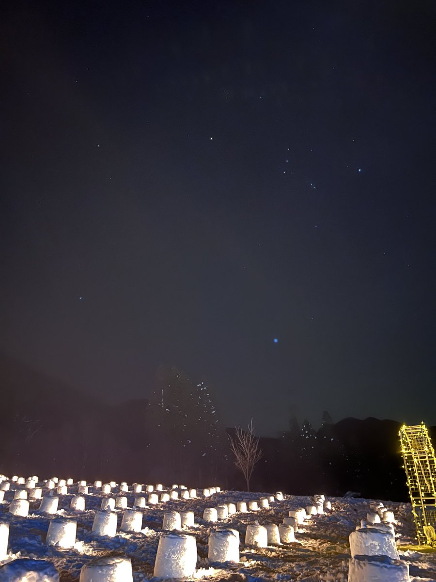 Akimotty's tweet photo. はじめて行ったかだる雪まつり
3000個のミニかまくらは幻想的でした。
つきたてのお餅も美味しいし、花火も素敵でした。
＃かだる雪まつり
＃冬花火
＃オリオン座
＃餅つき
＃秋田県湯沢市 https://t.co/UQGINKDLf7