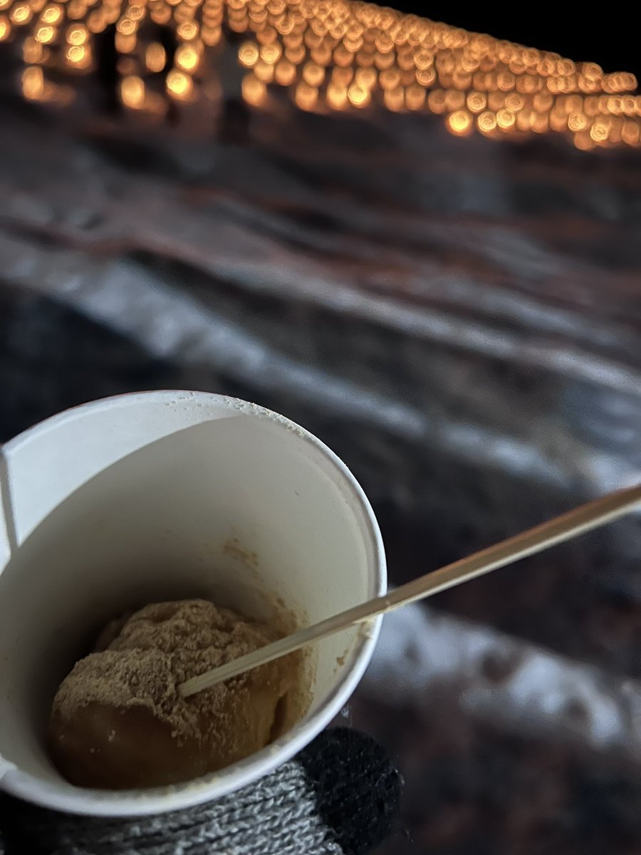 Akimotty's tweet photo. はじめて行ったかだる雪まつり
3000個のミニかまくらは幻想的でした。
つきたてのお餅も美味しいし、花火も素敵でした。
＃かだる雪まつり
＃冬花火
＃オリオン座
＃餅つき
＃秋田県湯沢市 https://t.co/UQGINKDLf7