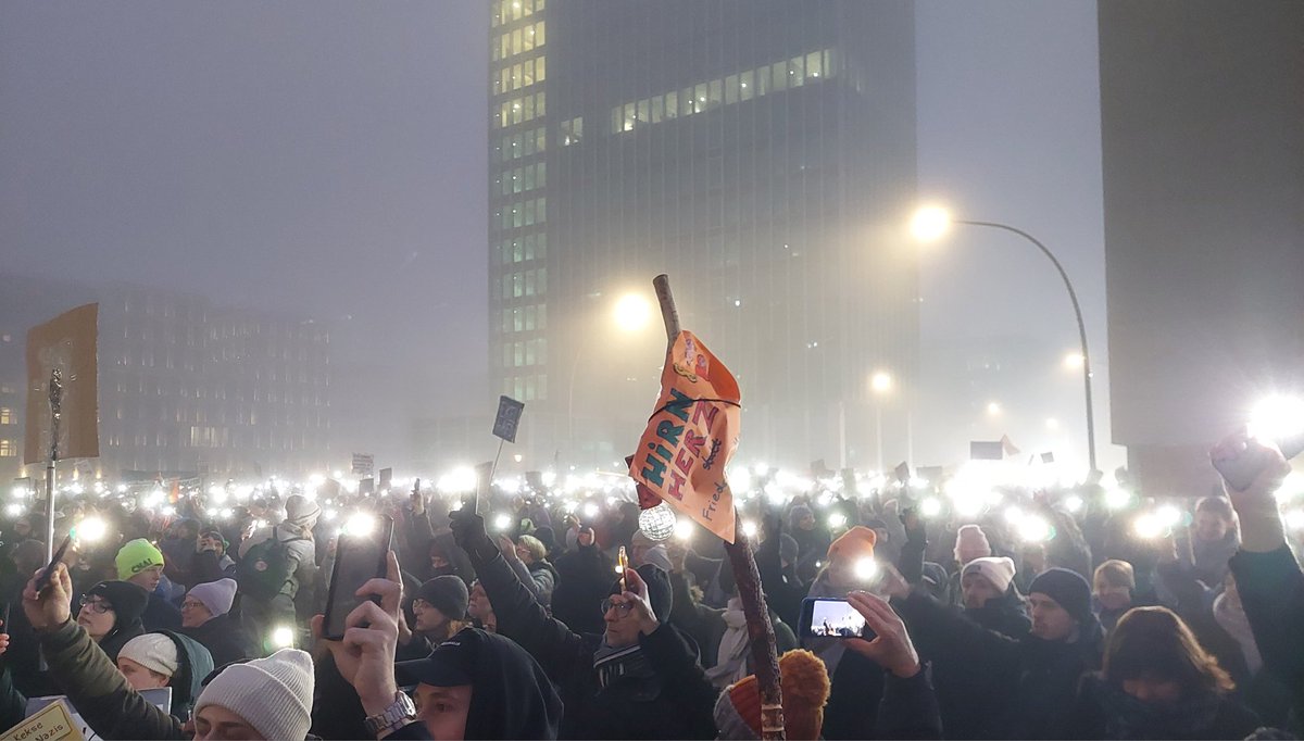 PaltuffRaz35066's tweet image. Hamburg wird zum Lichtermeer und leistet Widerstand gegen den Faschismus #NieWiederIstJetzt  #WirsinddieBrandmauer