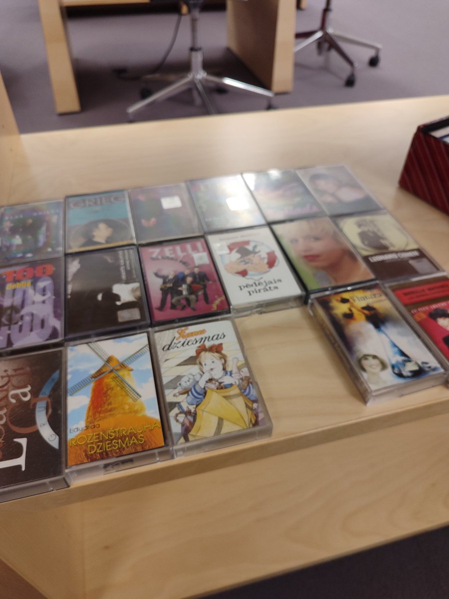 Meita iepazīst kastes un video kastes Latvijas Nacionālajā bibliotēkā. Lietainās sestdienas izklaide. P.S. video kasetes var arī klusumā noskatīties, ja ir tāda vēlme.