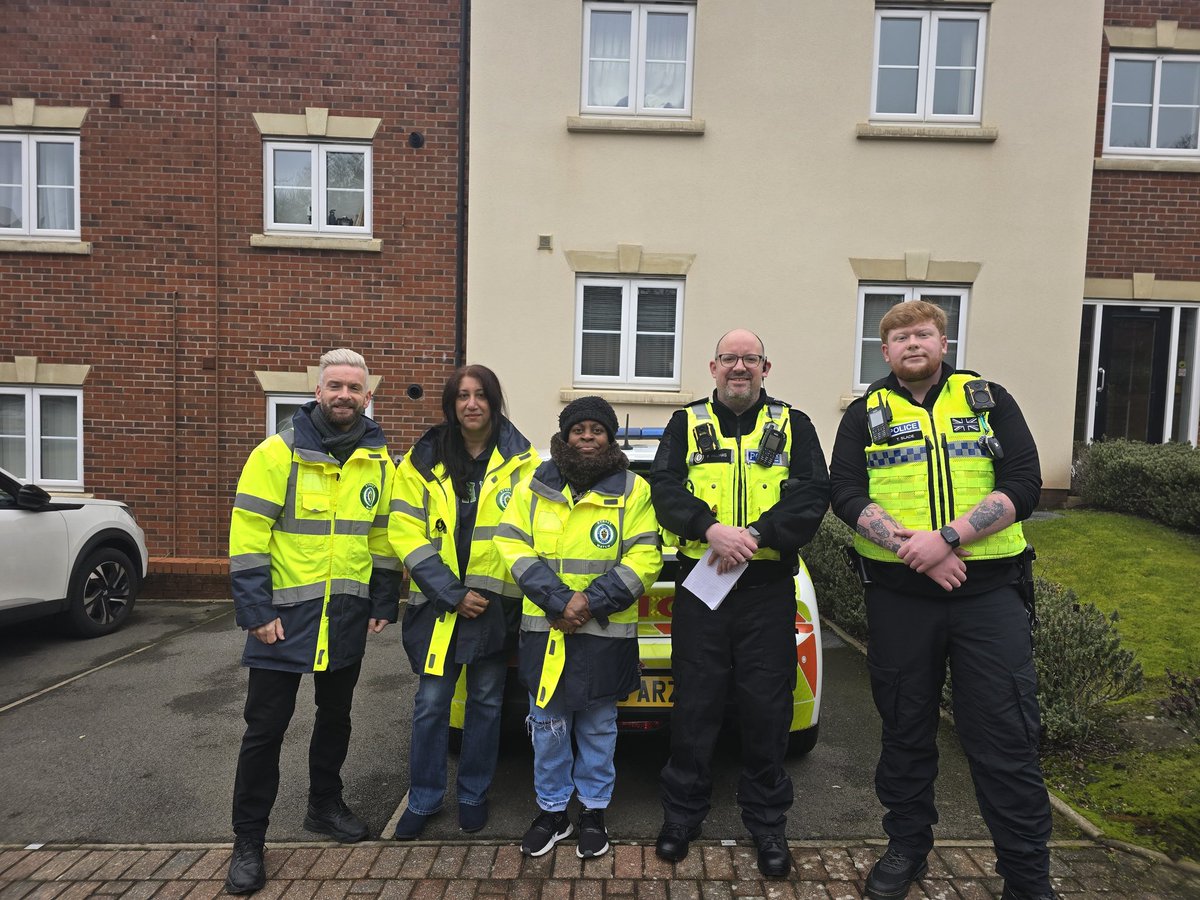 The Summerfield Streetwatch Team joined up this morning for a 'Meet &amp; Greet' session with the new Sergeant and some of his team.
Did a walkabout on Deer's Leap familiarising the Sergeant of the complex access routes through estate and some of the crime affecting our community.