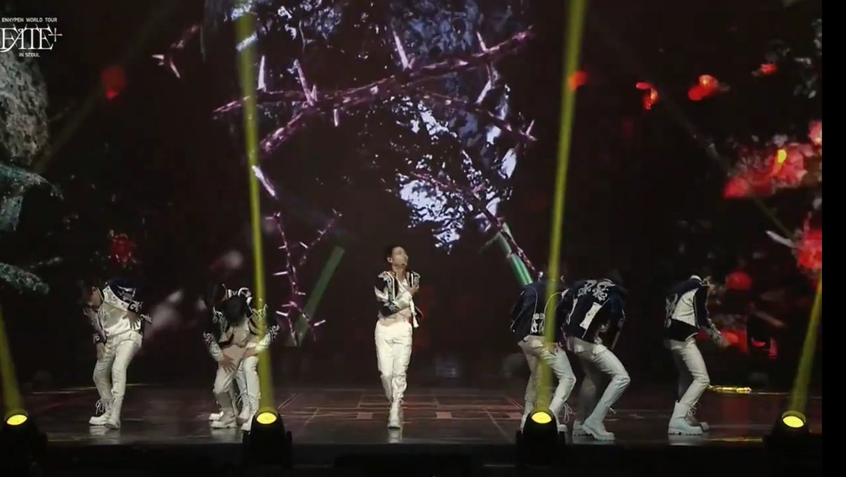 아니 다시 페이트 서울콘 보고있었는데 
let me in - flicker - fever - still monster 
이 순으로 뒤에 심장 변화하는거 보실분 
처음에는 얼어있었는데 점점 녹고 결국 피버때 불타다가 마지막 스틸몬스터에서 타서 검게 탄거 진심 미쳣다 생각함