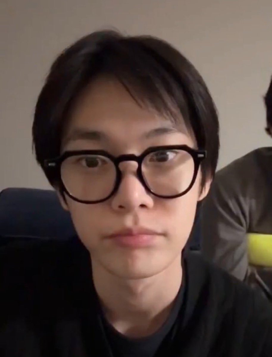 doieishappyy's tweet photo. 🐰👓 https://t.co/v5cpFnuhbL