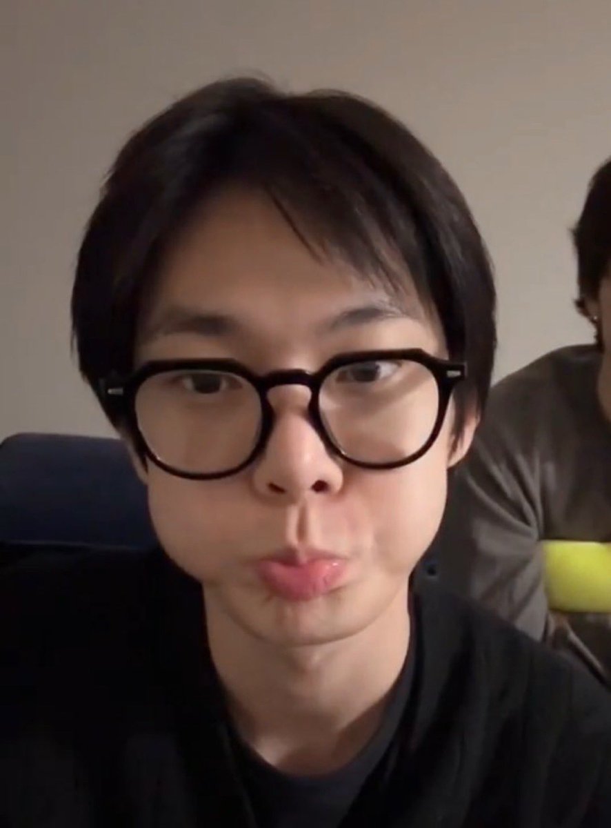 doieishappyy's tweet photo. 🐰👓 https://t.co/v5cpFnuhbL