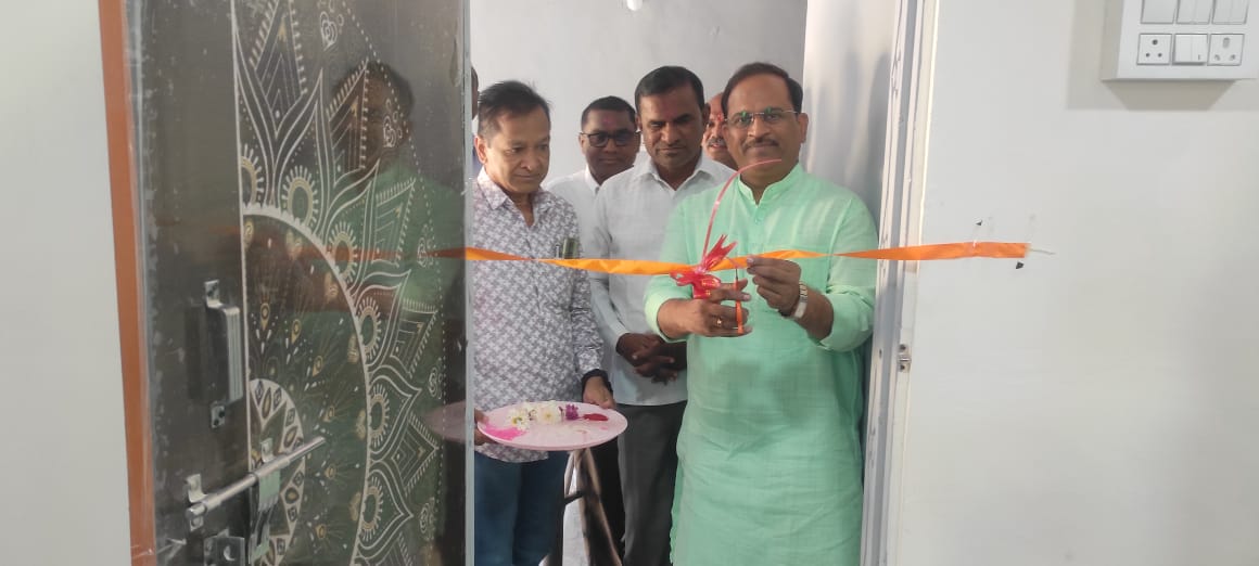 KishorShitole8's tweet image. वाळूज महानगर फेज 1 मध्ये ओमकार खोसे यांच्या स्टडी पार्क अभ्यासिका आणि जॅपनीज भाषा क्लासेसचे उद्घाटन करण्यात आले. यावेळी उद्योजक श्री.अंबादास मेटे, शिवसेना तालुका अध्यक्ष श्री. भोंडवे साहेब, तालुका उपाध्यक्ष श्री. विष्णू जाधव, मुख्याध्यापक 
#waluj #वाळूज #अभ्यासिका #learnjapanese