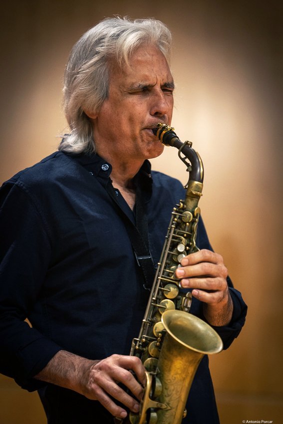 CapitalJazzClub's tweet photo. #NowPlaying, 'Ofrenda', off #PericoSambeat's *Ofrenda*. (2019). The #CapitalJazzClub984, with #JacobAsiyo, & @KaimaMwiti.
Saxophones: Perico Sambeat
Double Bass: Ugonna Okegwo
Drums: E.J. Strickland
Piano: Danny Grissett. https://t.co/FGCH6YeX9I