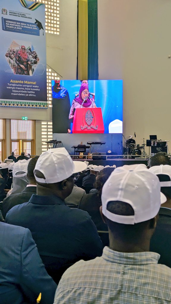 Sera ya awali iliweka kikomo cha elimu ya lazima kuwa miaka 7 ambapo mtoto akimaliza elimu akiwa na miaka 12-13. Sera Mpya tumeongeza umri lazima kuwa 10 Ili mtoto apate na ujuzi zaidi utakaomuwezesha kuweza kujiajiri ama kuajiriwa akimaliza elimu #SeraMpya <a href="/wizara_elimuTz/">Wizara ya Elimu Tanzania</a>