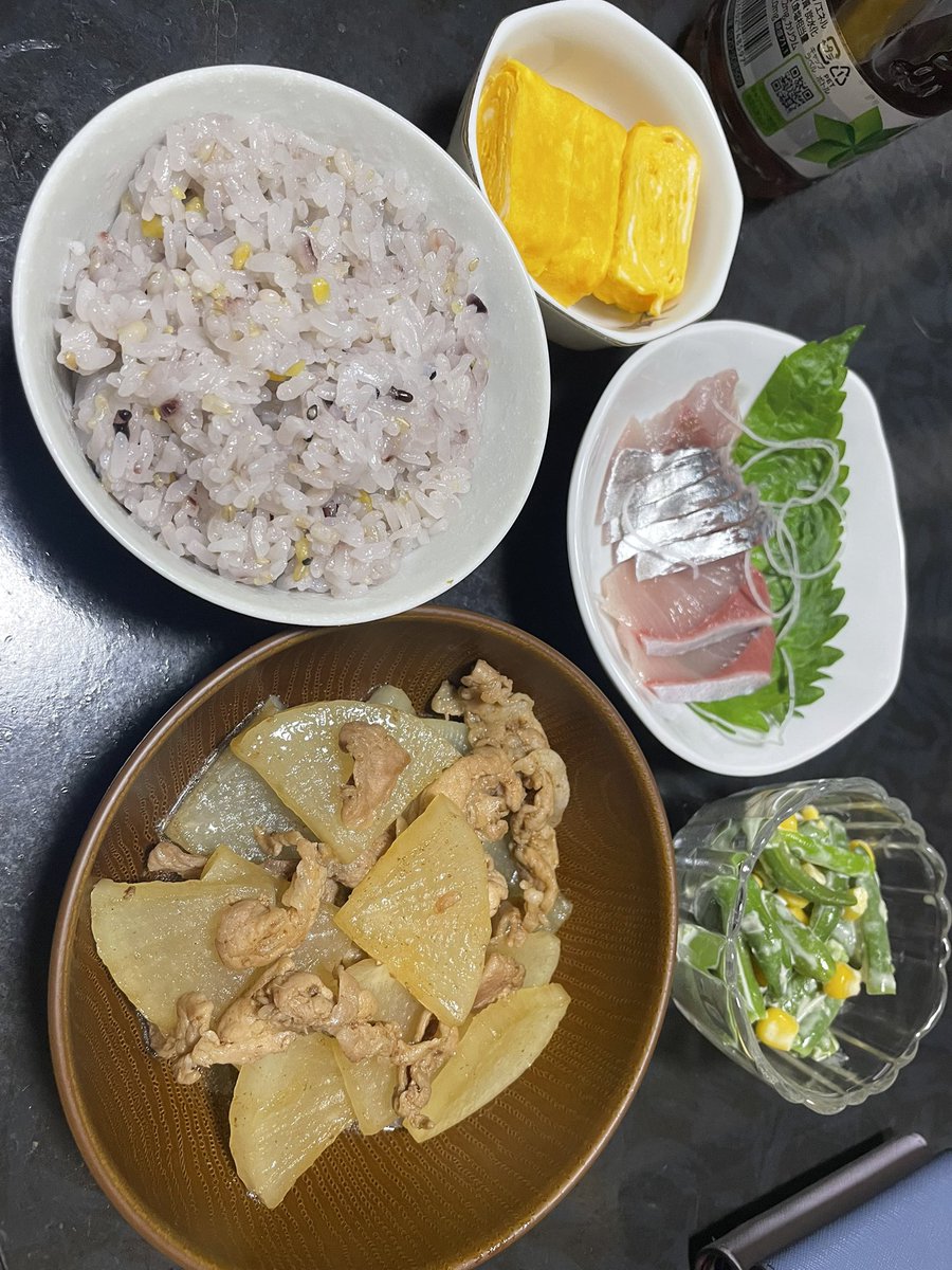 mayaka008's tweet photo. 久しぶりに今日1人でご飯😔

豚バラ大根.刺身.卵焼き.インゲンサラダ

らいくんが朝から泣いたり吐いたりで病院に行ったらインフルっぽくて今日から帰った😭
不安だって言うから通話は繋いでるけど話すときキツそうだし心配
ご飯も寝るも1人が好きだったはずなのに寂しくて心細い
早く良くなるといいな https://t.co/cZM87AFu1Y