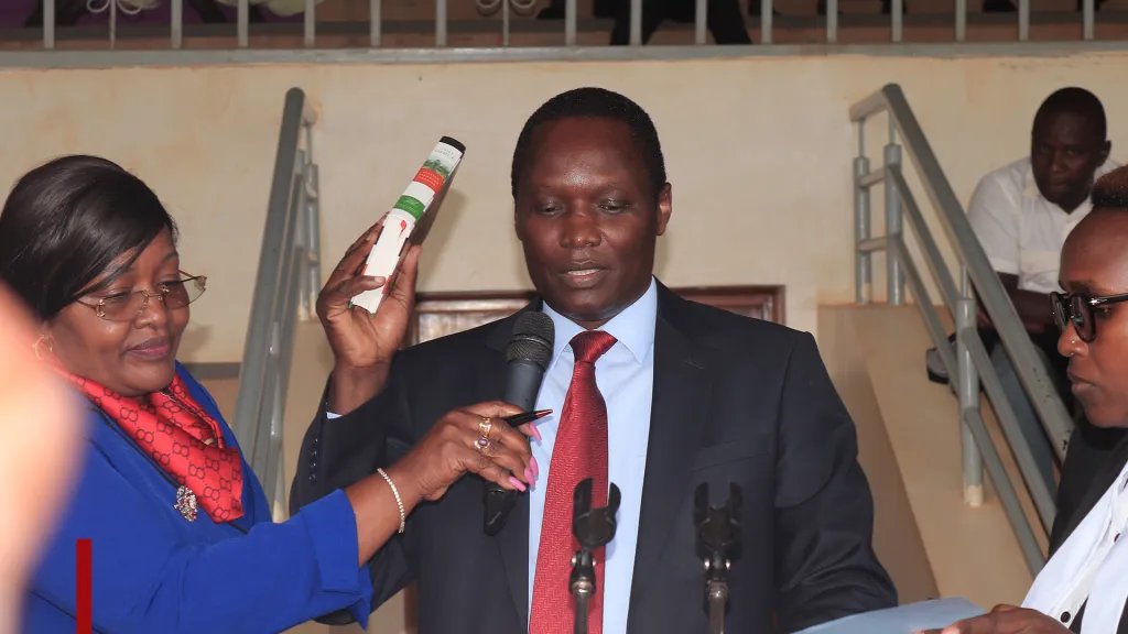 C_NyaKundiH's tweet image. Celebrated Swahili author Dr. Timothy Arege recognized for 'Mstahiki Meya' sworn in as the new CECM for Sports and Youth in Kisii County.