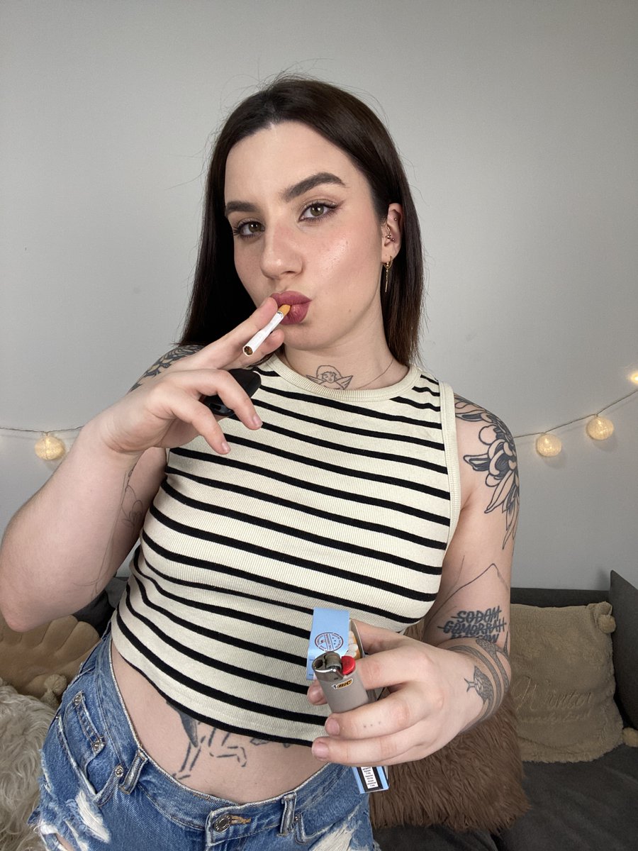 Adele_Handy's tweet image. #Smokers #Cigarettes #TattedBeauTee #TattoedAndHot #tattooaddict #denimshorts