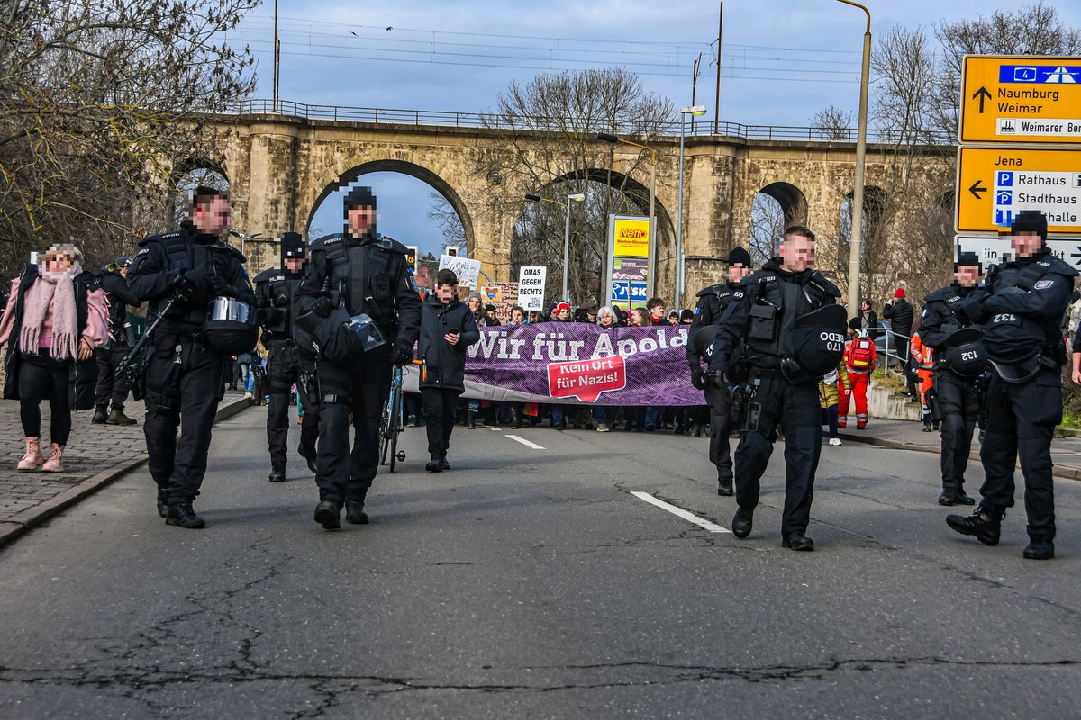 tearsdropdown's tweet photo. #Demo ist beendet. Einige Teilnehmende des #Bundeskongresses der #noJA reisen auch langsam ab.
#apolda #ap0102 #apd0102 #antifa https://t.co/Ilym08aDd6