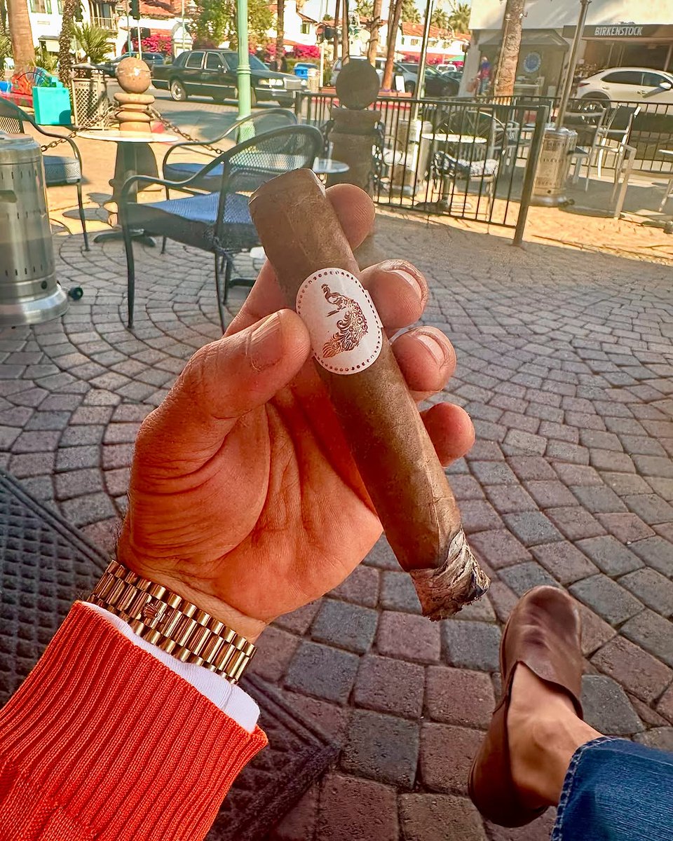 mbombaycigars's tweet photo. Soaking in the sun ☀️ with #MQBA cigars. #mbombaycigars #mqbacigars #cigarpairing #botl #sotl #weekendsmoke https://t.co/7bG8MmzVa2