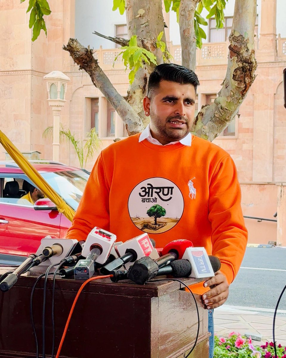 arjunpratapinda's tweet photo. यह भगवा टीशर्ट महज एक टीशर्ट नहीं है, यह एक क्रांति का सूचक हैं और ओरण बचाओ अभियान का एक प्रतीक हैं।
यह आंदोलन न सिर्फ राजस्थान बल्कि भारत के आधुनिक इतिहास में एक मील का पत्थर साबित होगा।
@RavindraBhati__ https://t.co/PhiWhDkV59