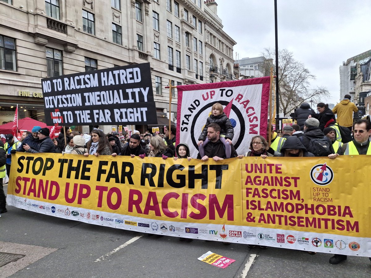 This is the front of <a href="/AntiRacismDay/">Stand Up To Racism</a> march in London. Great mood &amp; we hear that far right, 'Tommy Robinson' goons being abusive to BME in Waterloo!
<a href="/Searchlight_mag/">@Searchlightmagazine</a> <a href="/LouiseRawAuthor/">Dr Louise Raw</a>