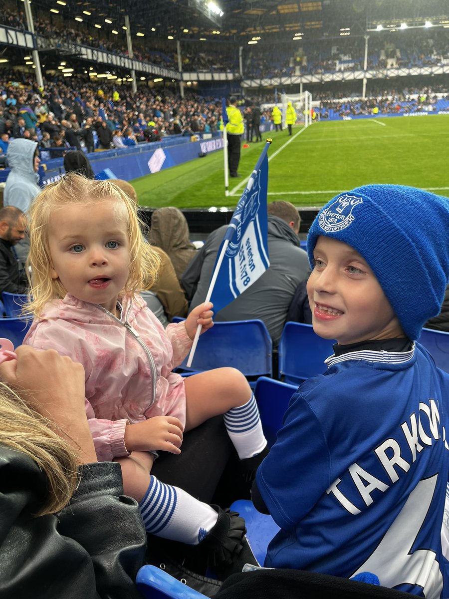 ste1warner's tweet image. COYB💙 Making the most of our last few Goodison games. #EFCMatchday